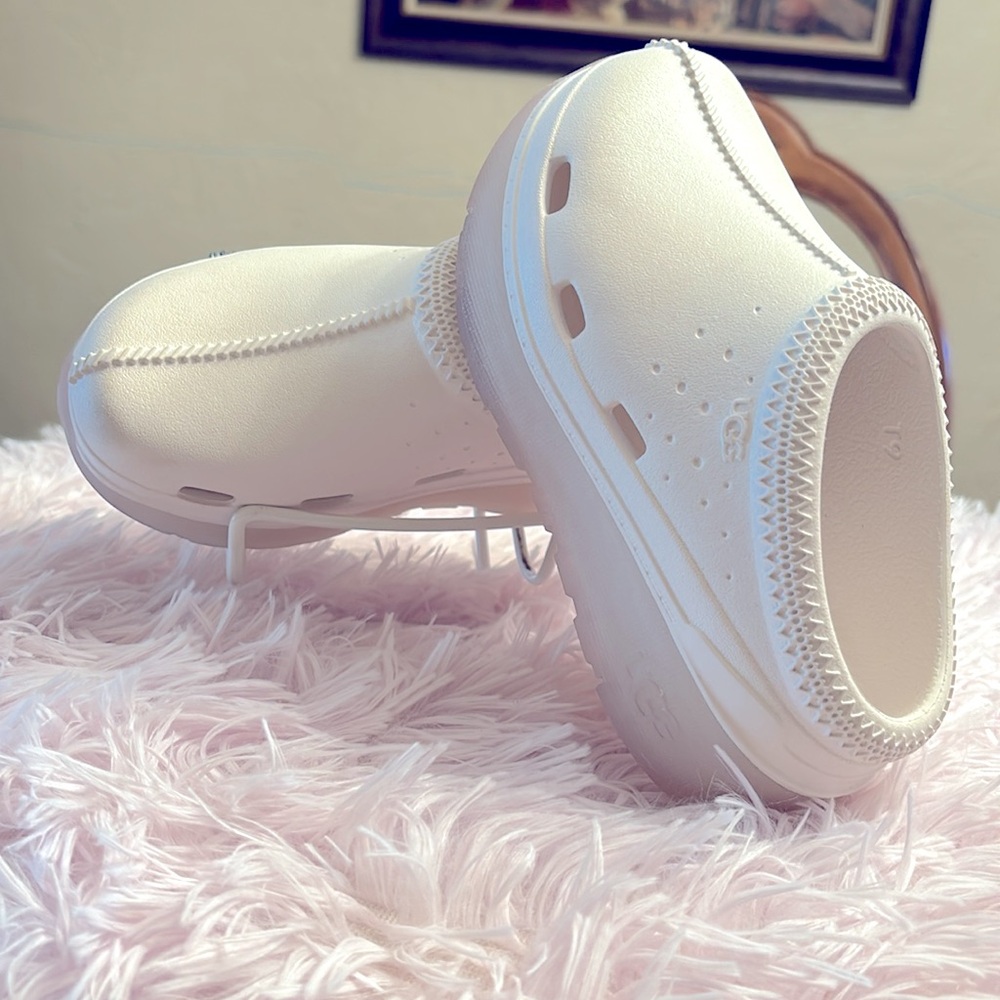 UGG - Picture 4 of 7